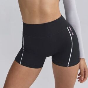 BO&TEE Soft Active Contrast-Trim Mini Shorts in Black